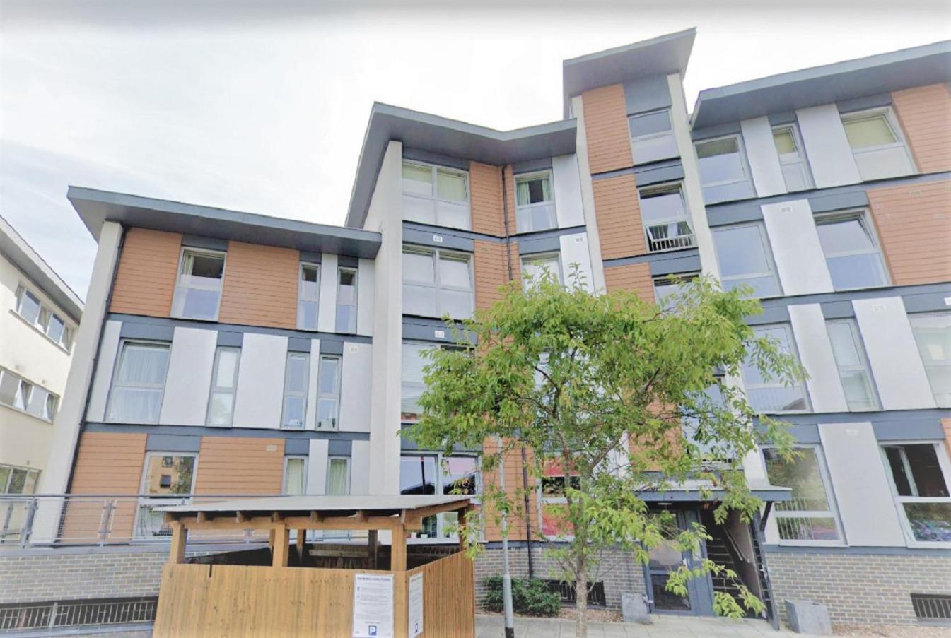 2Br Apt In Crawley W Parking - Near Gatwick Appartement Buitenkant foto