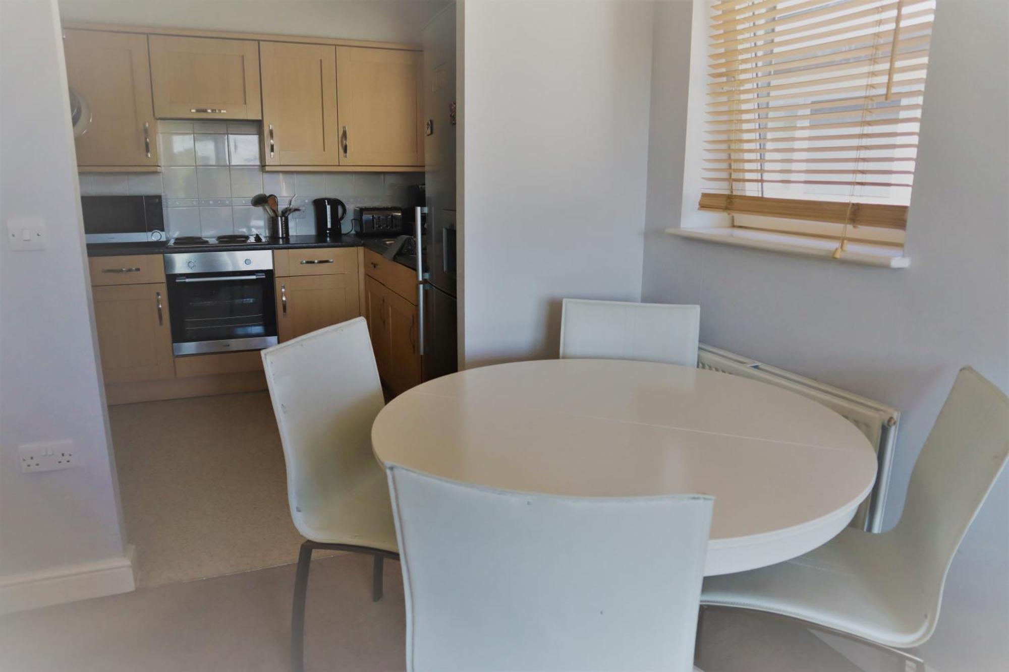 2Br Apt In Crawley W Parking - Near Gatwick Appartement Buitenkant foto
