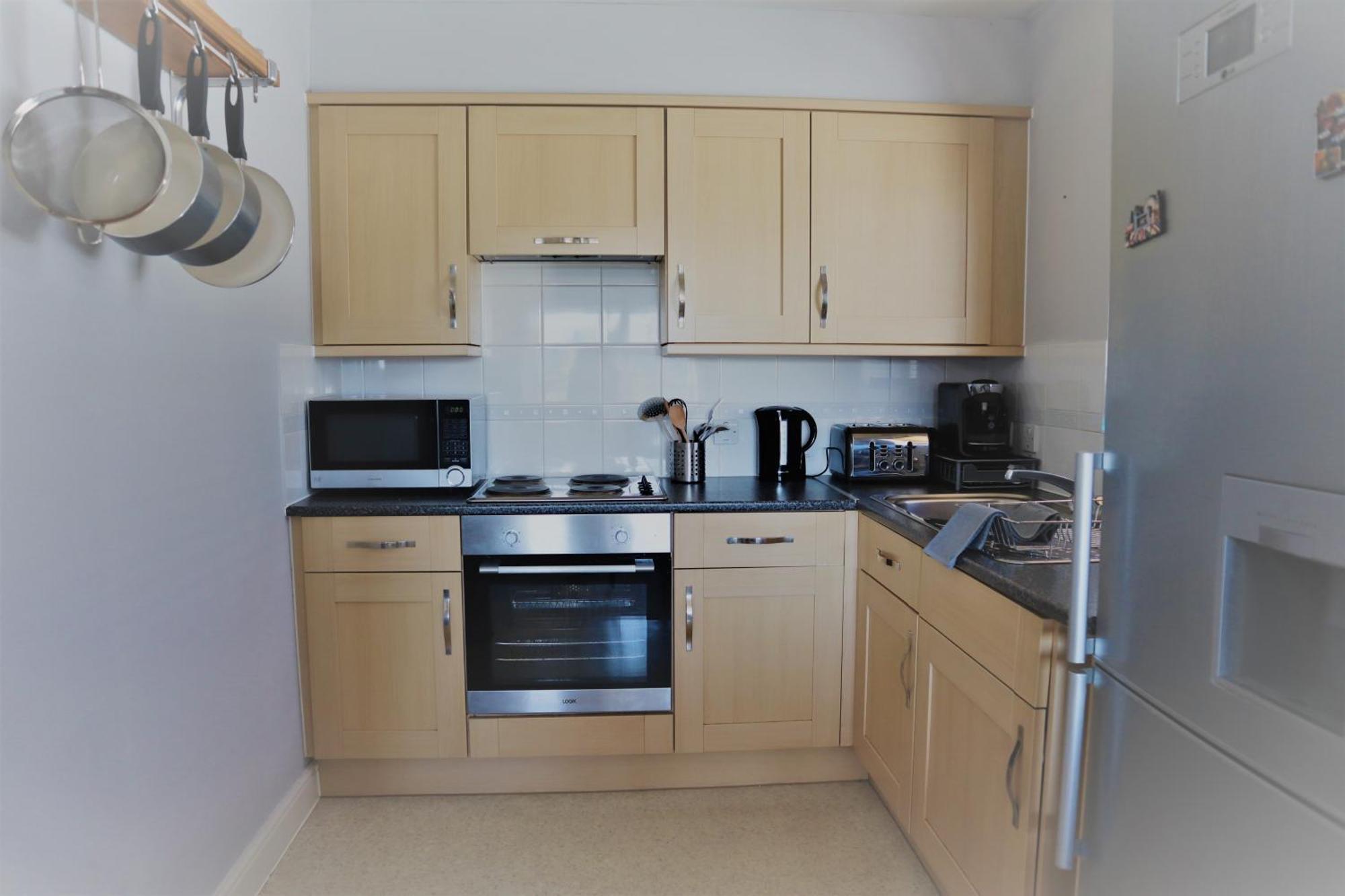 2Br Apt In Crawley W Parking - Near Gatwick Appartement Buitenkant foto